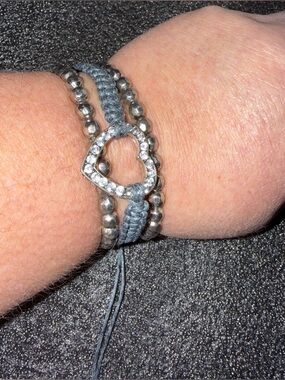 Rhinestone Heart Macrame Bracelet in Blue-Grey